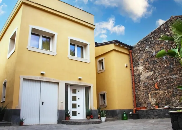 Hotel familiare: La Pietra Nera - Etna Home